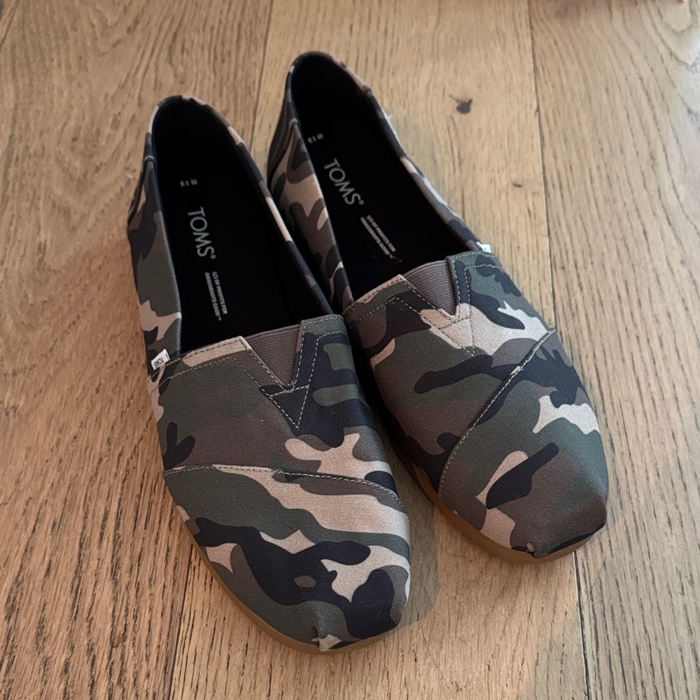 TOMS Men's Green Camouflage Slip-Ons